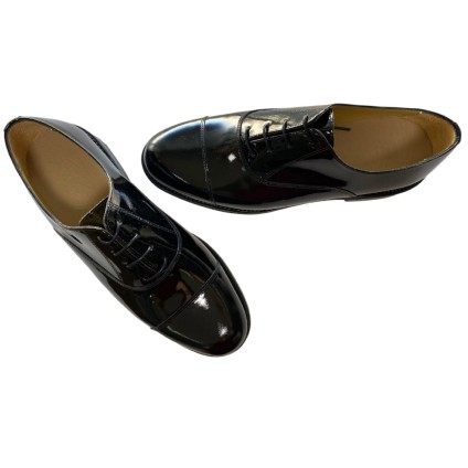 Sapatos pretos de verniz